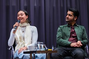 Murat Isik (rechts) bezoekt tijdens de Boekenweek verschillende plaatsen.