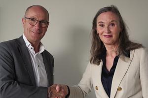 Jos van Leeuwen (Stichting NBD Biblion) en Johanna Somers (de Schrijverscentrale)