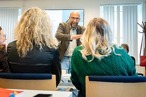Abdelkader Benali tijdens schrijversbezoek aan NT2 taalschool Conrado in Duivendrecht.